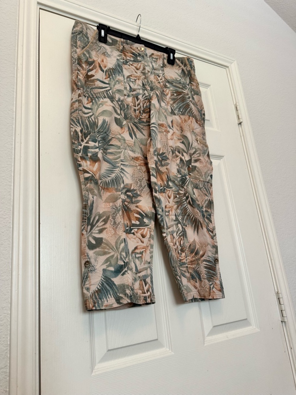 New Chico's Size 2 (US 12) Tropical Leaf Print Capri Cargo Pants - Picture 4 of 10